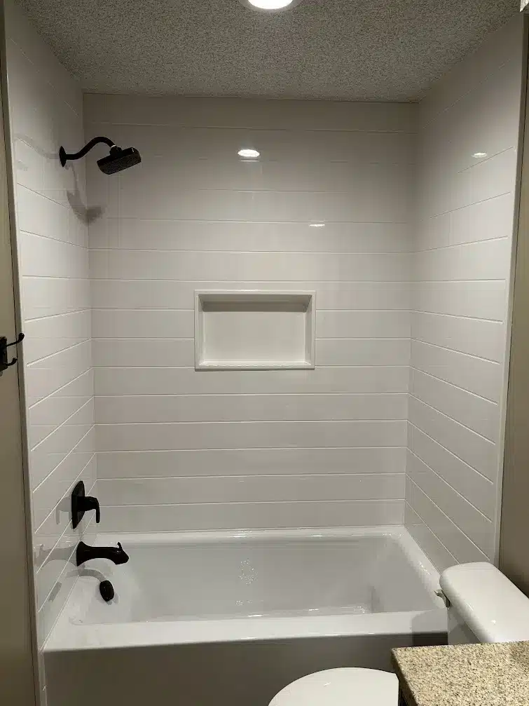 Bathtub surrounding onyx walls