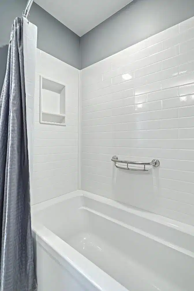 Bathtub surrounding onyx walls
