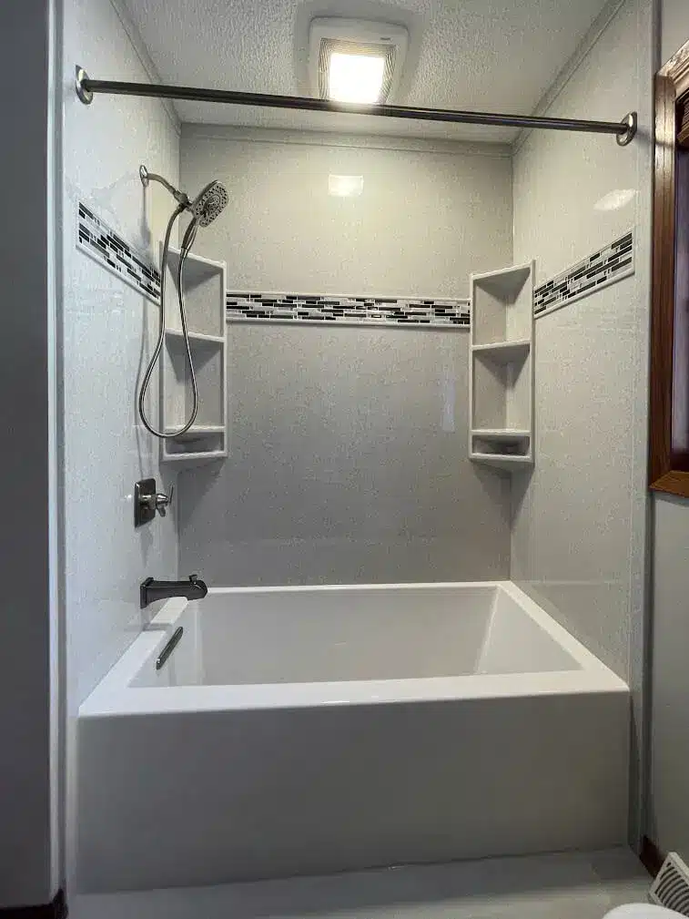 Bathtub surrounding onyx walls
