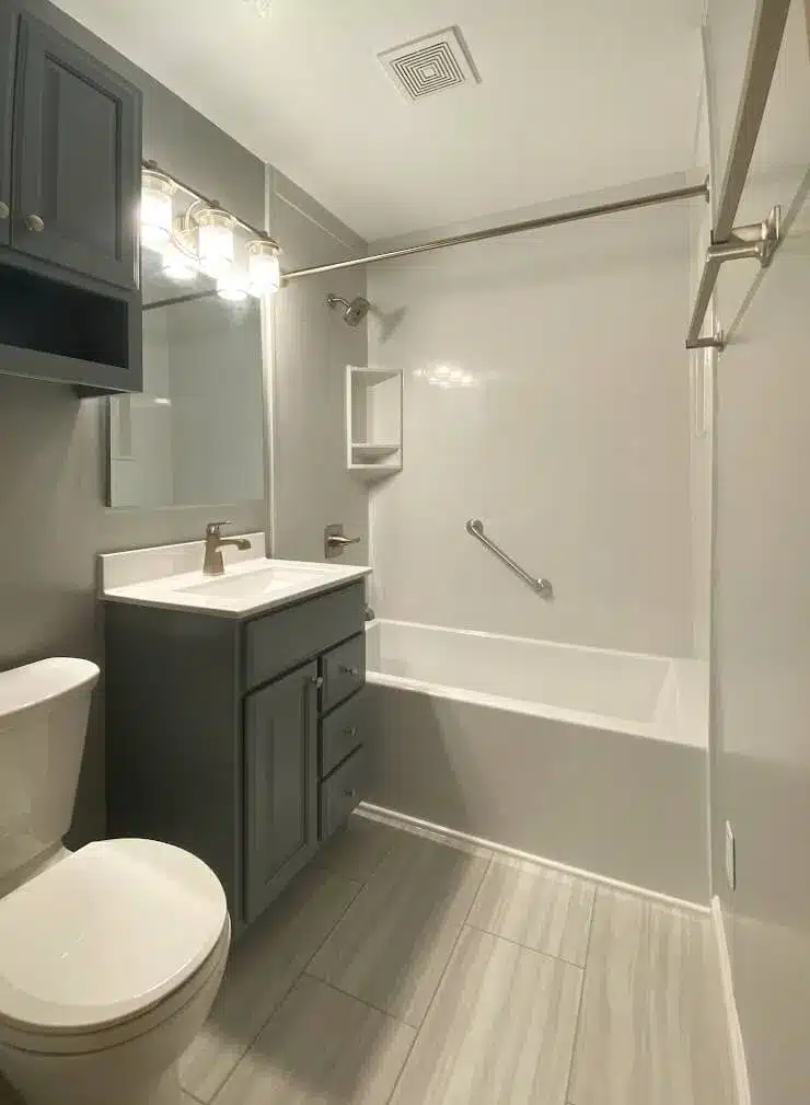 Bathtub surrounding onyx walls