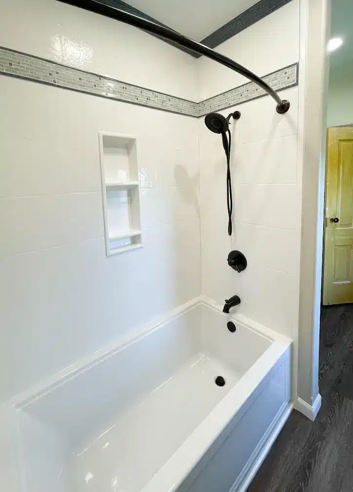 Bathtub surrounding onyx walls