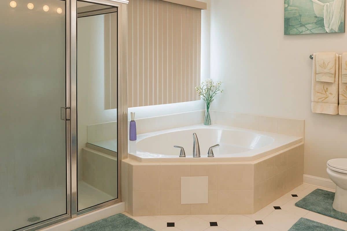 baltimore-md-bathroom-remodel-before-old-bath (1)